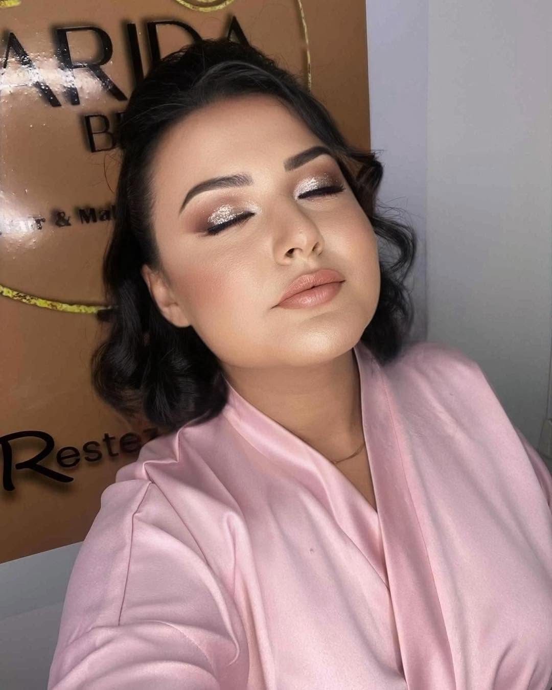 Maquillage de soirée aux paupières pailletées, réalisé au salon