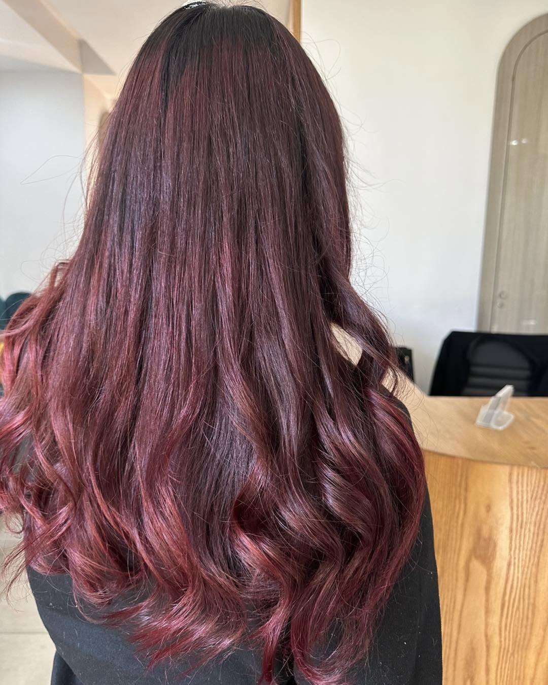 Coloration rouge acajou sur cheveux longs ondulés