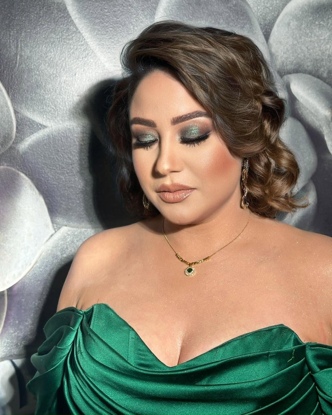 Maquillage vert émeraude et chignon ondulé pour une cérémonie