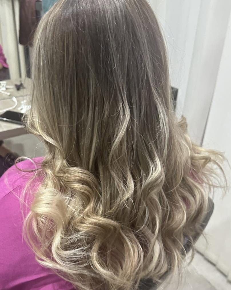 Balayage blond avec boucles réalisées au salon