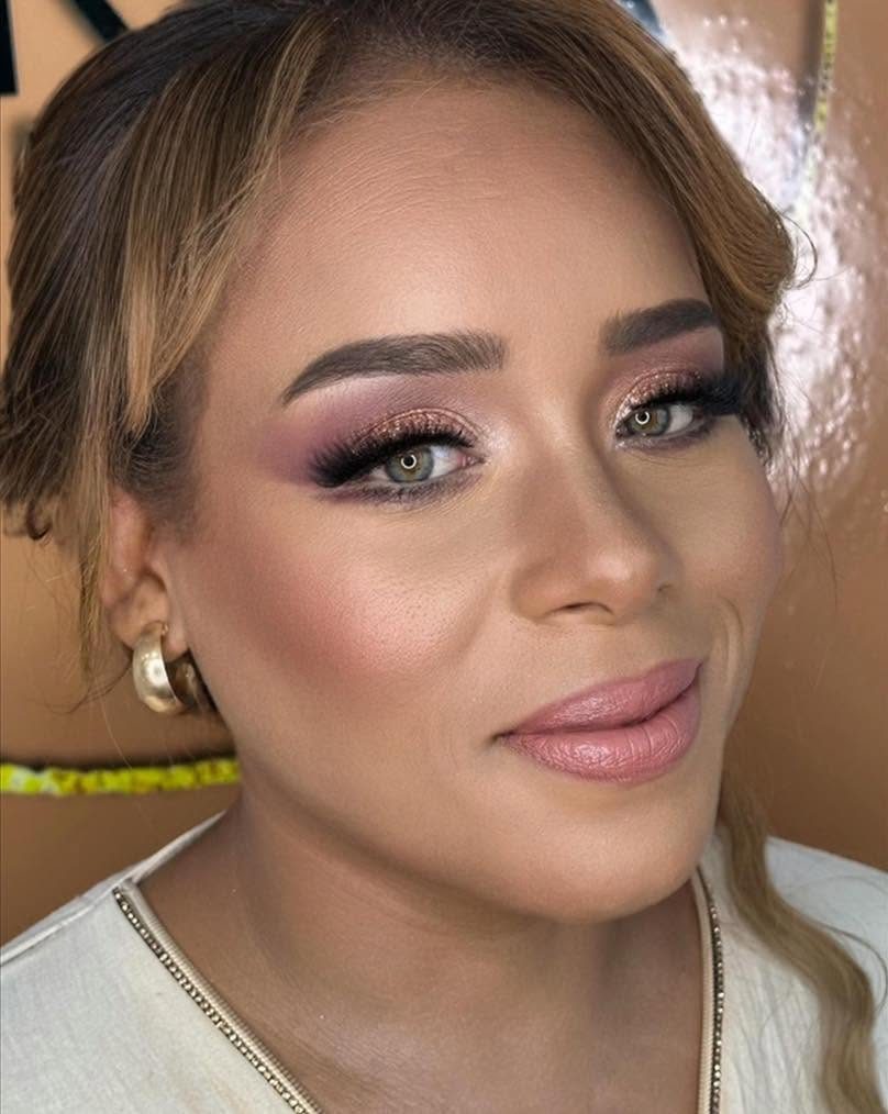Maquillage rosé et cuivré au regard intense